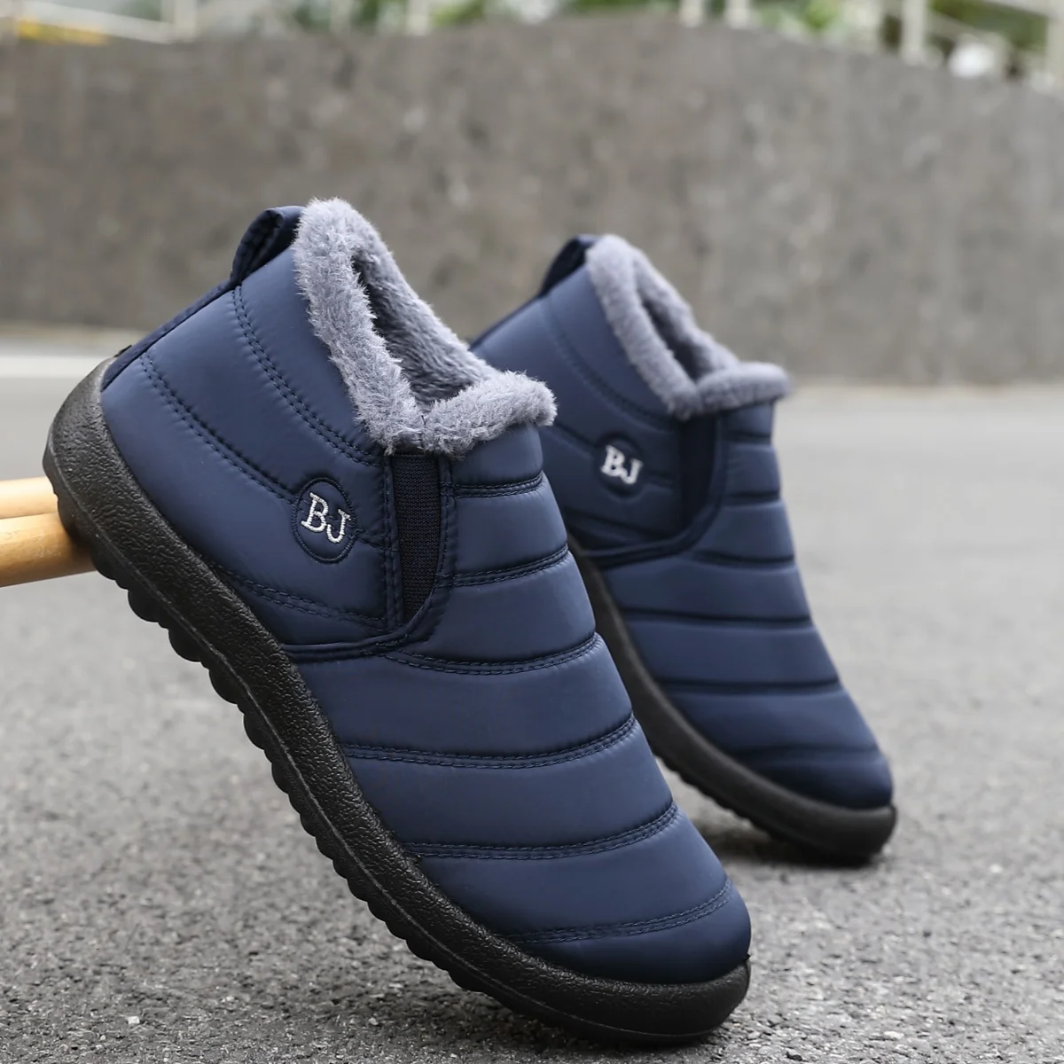 Herren-Slip-On-Stiefeletten: stilvolle, bequeme Winterstiefeletten, die warm, trendig, klassisch und vielseitig sind. – Detail 3