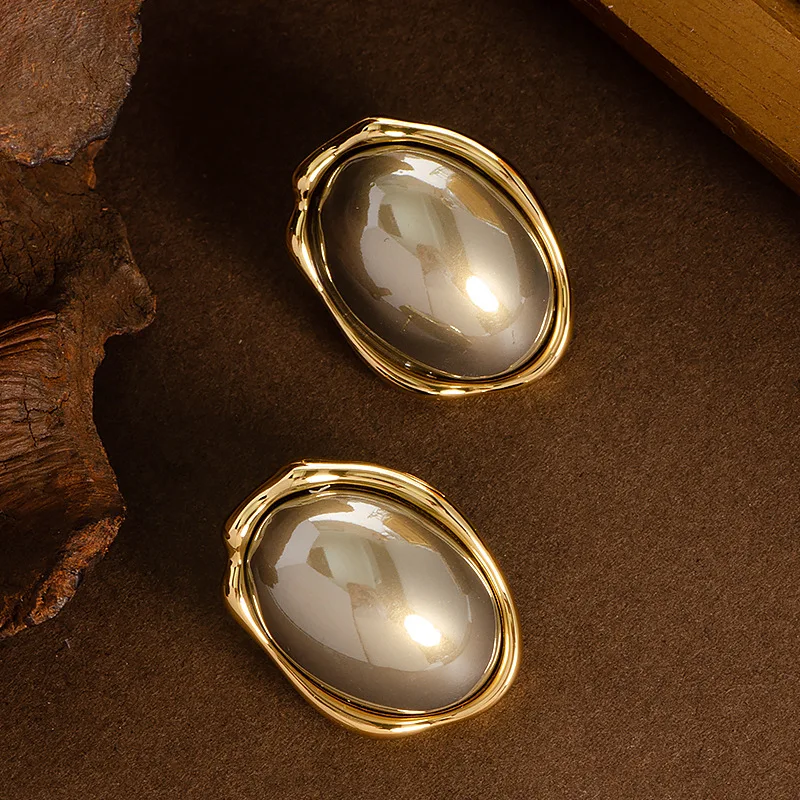 

Fashion Maillard oval pearl earrings for women high-end luxury S925 silver needle anti allergy French palace style pearl earring