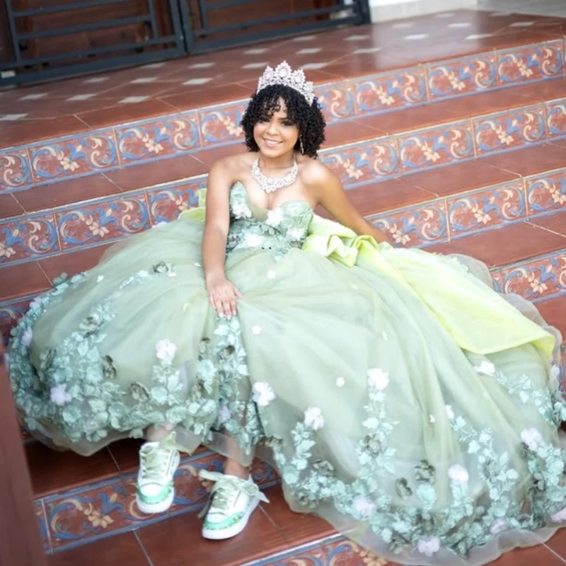 Vestido de quinceañera verde menta con hombros descubiertos, capas de flores 3D, cola larga, lazo, vestidos de 15 quinceañera ﻿ Personaliza