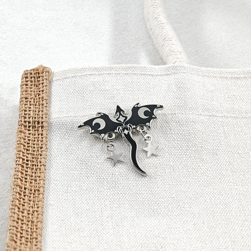 Gotische schwarze Drachen-Emaille-Pins, baumelnde Stern- und Halbmond-Broschen, Hexen-Mythische Hängeketten-Reversnadeln, coole Schmuckgeschenke – Detail 5