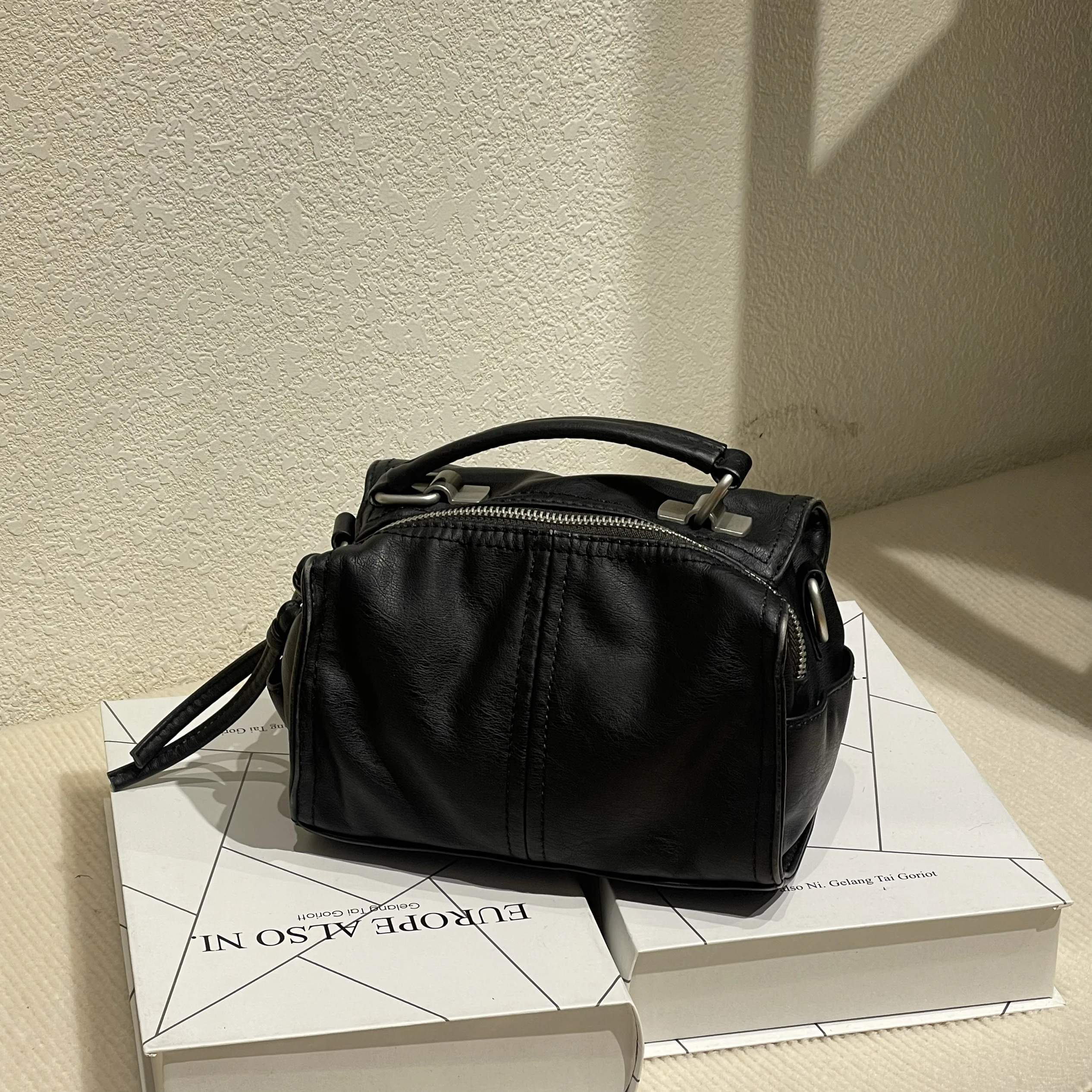 

Новая женская сумка Jh 2025: повседневная, ретро, вместительная, в форме подушки, модная, с одной лямкой, квадратная, в британском стиле, однотонная