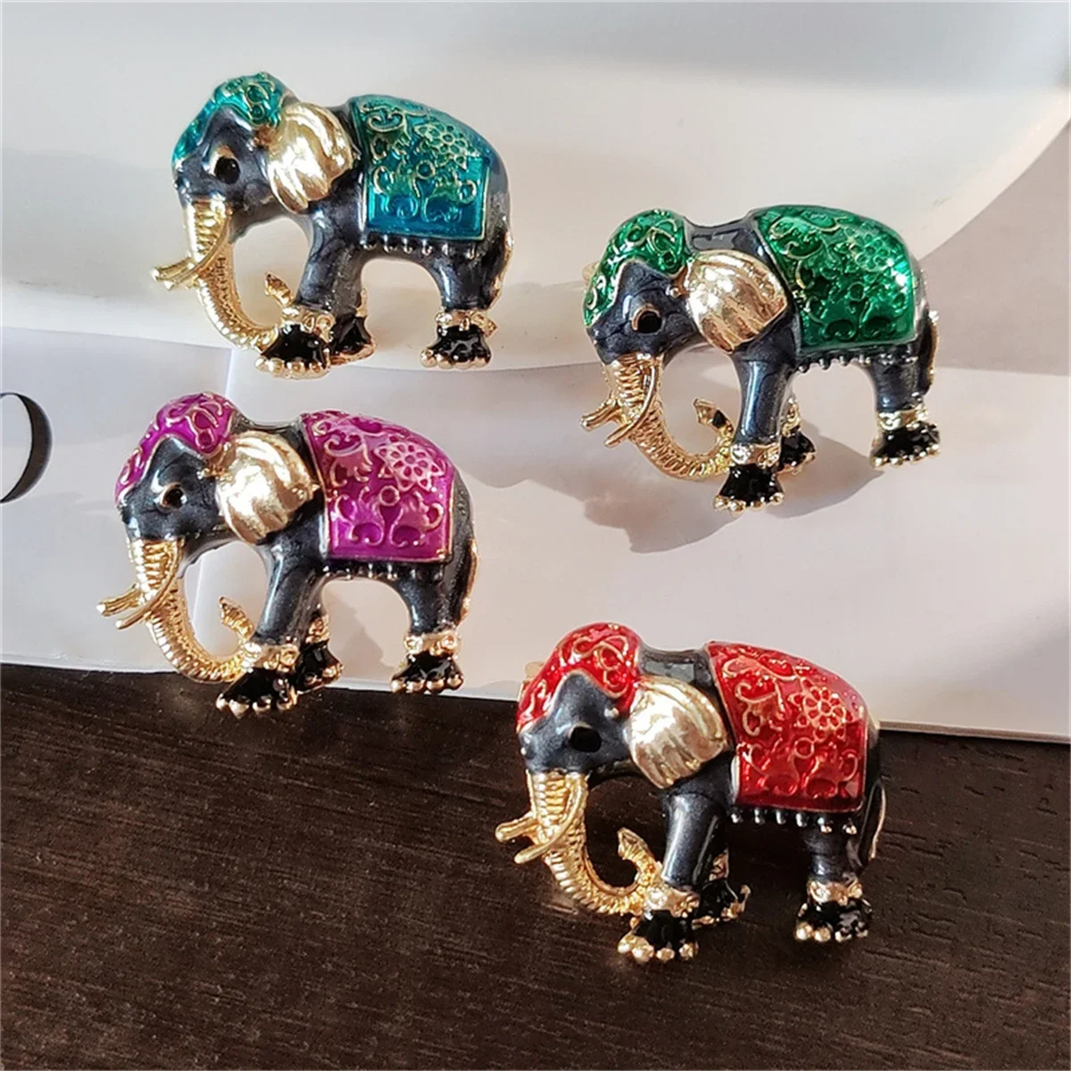 

Hot Selling Enamel Mini Elephant Brooch Alloy Animal Men's Shirt Women's Dress Chest Flower Collar Pin Party Accessories Gifts