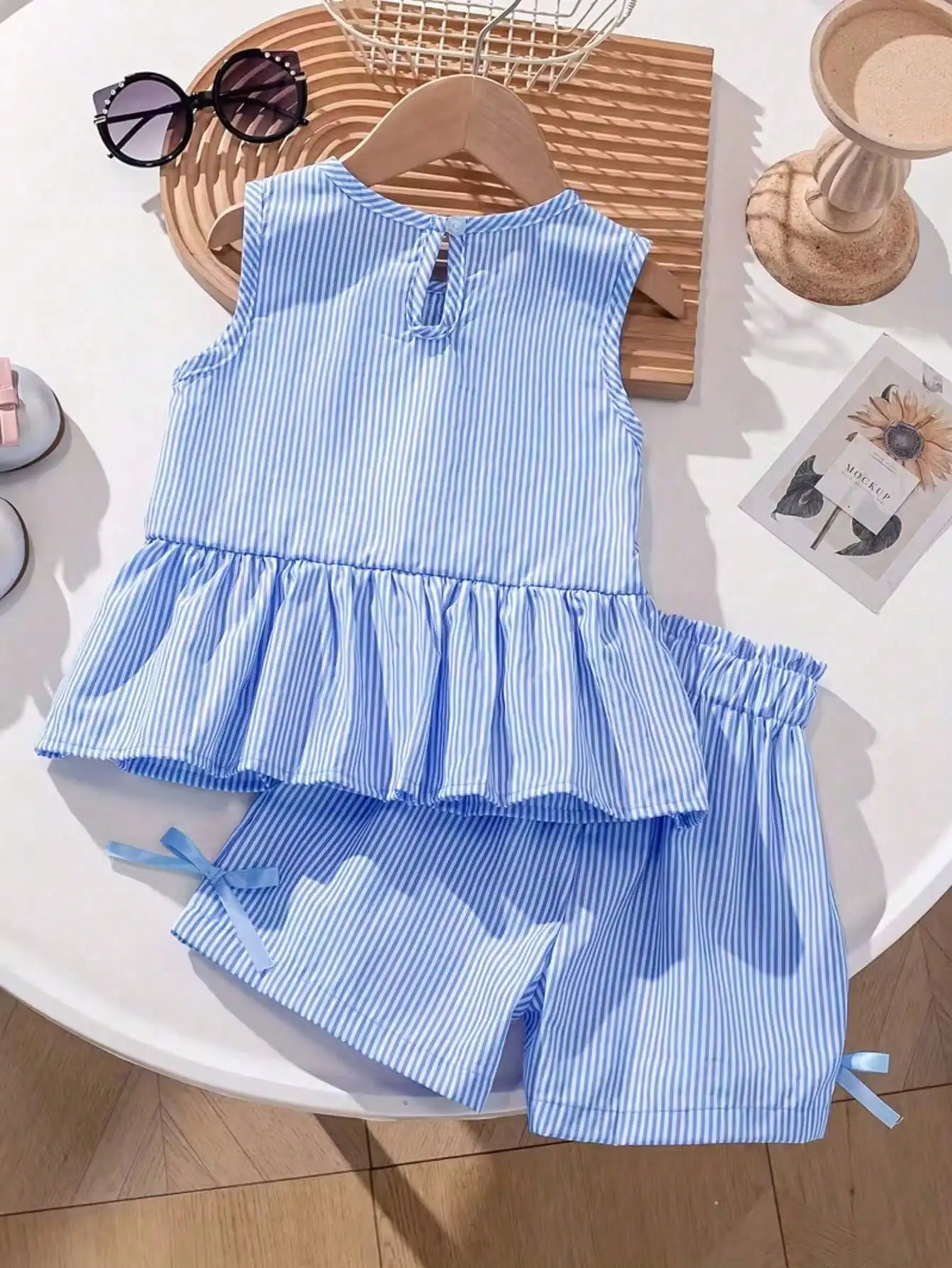 Modisches zweiteiliges Set für Mädchen: rosa-weiß gestreifter Rundhalspullover mit Schnürung, Schleife und Rüschenrand + rosa gestreifte Schmetterlings-Shorts. – Detail 14