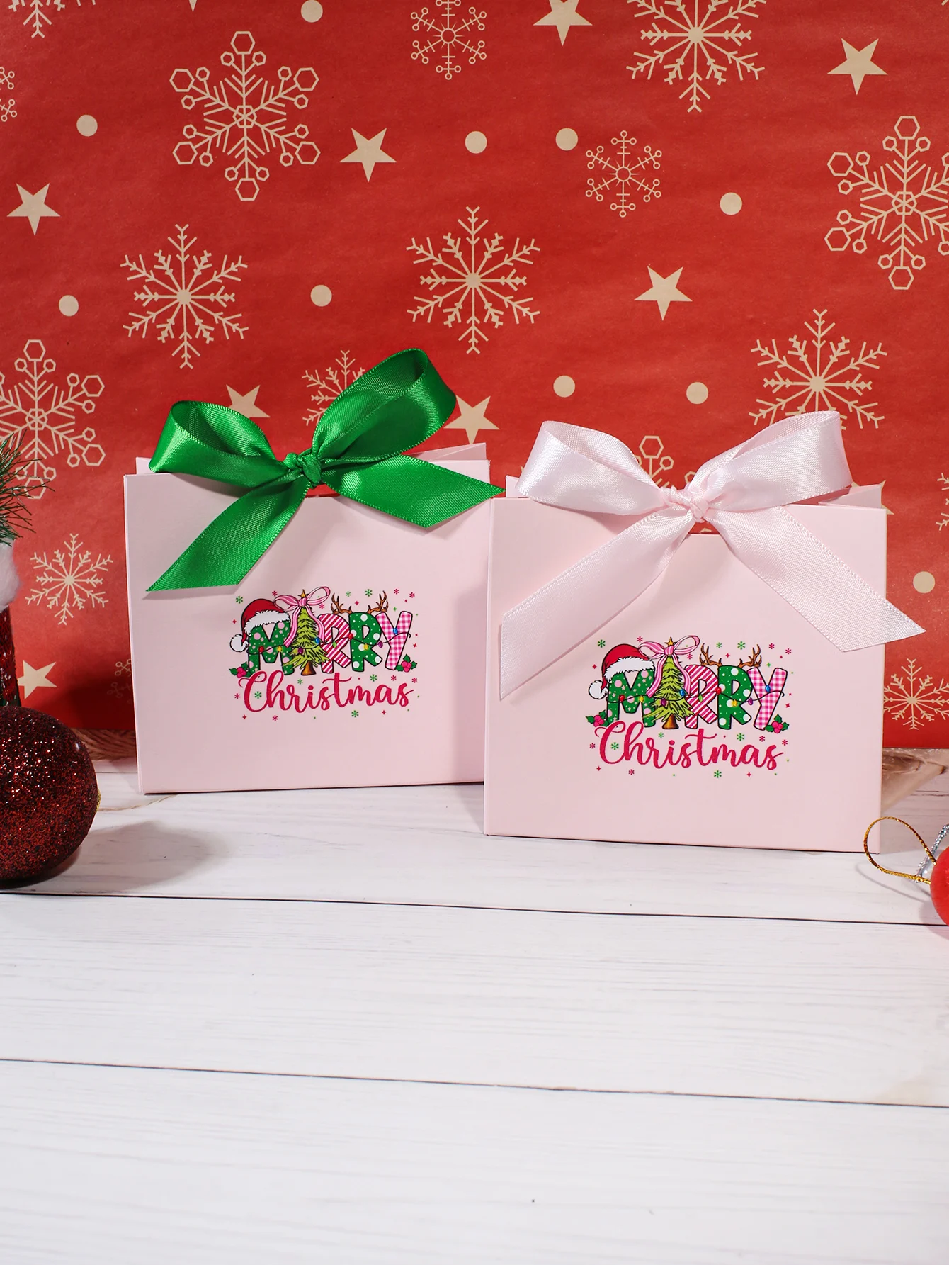 Geschenkbox mit Weihnachtsmotiv, entworfen mit „Merry Christmas“ und verschiedenen Farben, ist ein Weihnachtsgeschenk und eine Dekoration