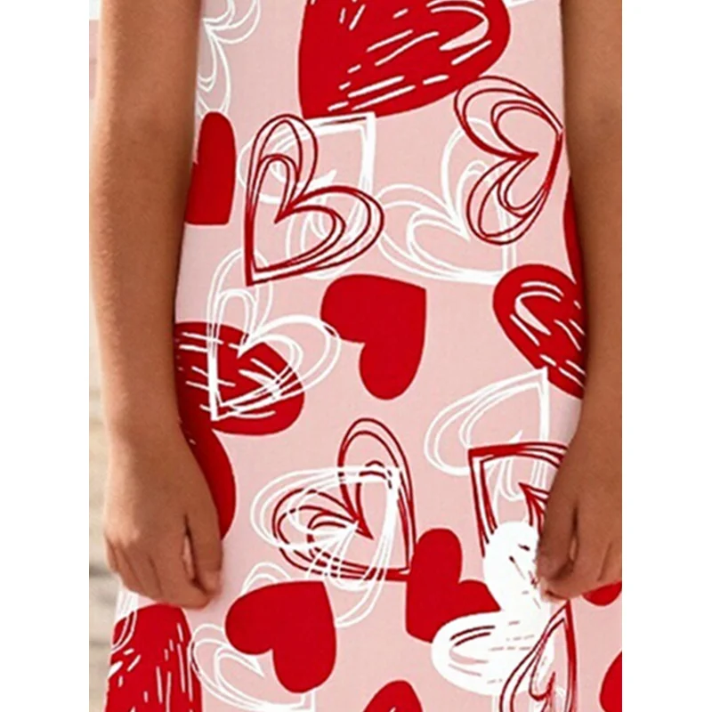 ชุดเดรสแขนสั้นลายหัวใจสีชมพูสำหรับเด็กผู้หญิง ปี 2026 กระโปรงลำลองความยาวปานกลางสำหรับเด็ก ลายหัวใจหวาน