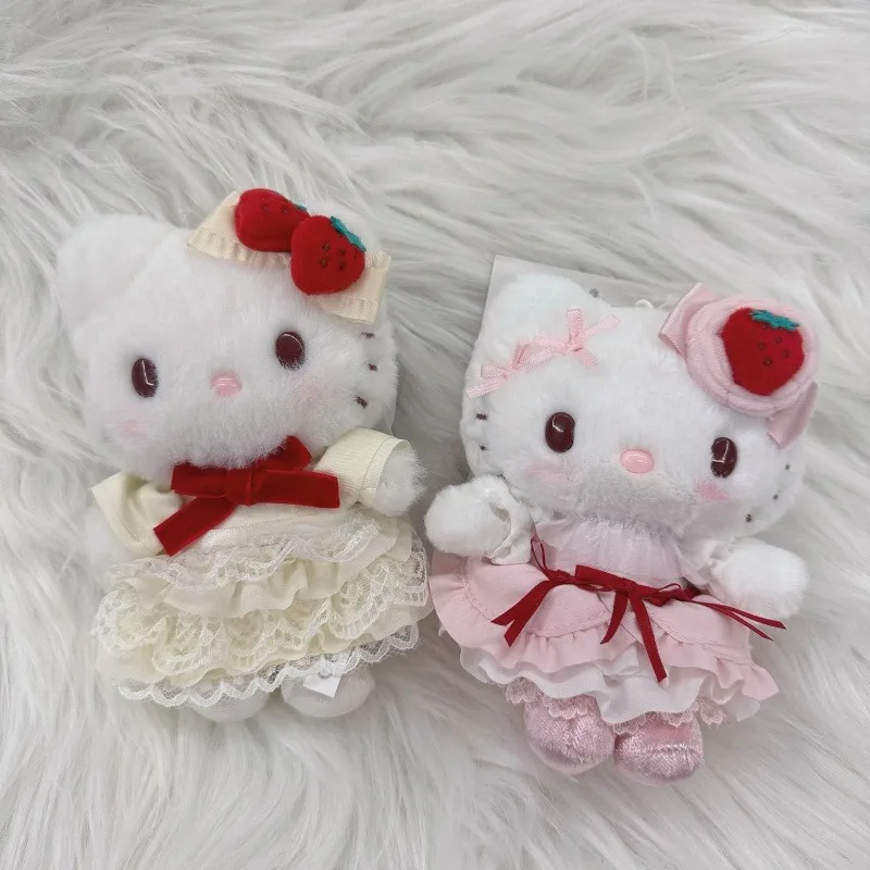 دمية محشوة على شكل كعكة الفراولة من سانريو، قلادة على شكل هيلو كيتي بفراولة بيضاء، ألعاب حيوانات محشوة للتعليق