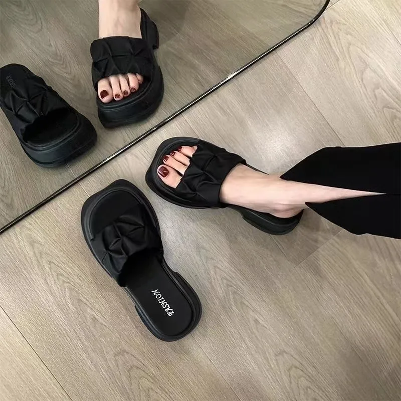 Pleated Design Sense Flip-flops Female 2024 Summer Wear A Soft Bottom Flat Comfortable Beach Fairy Wind Slippers Female