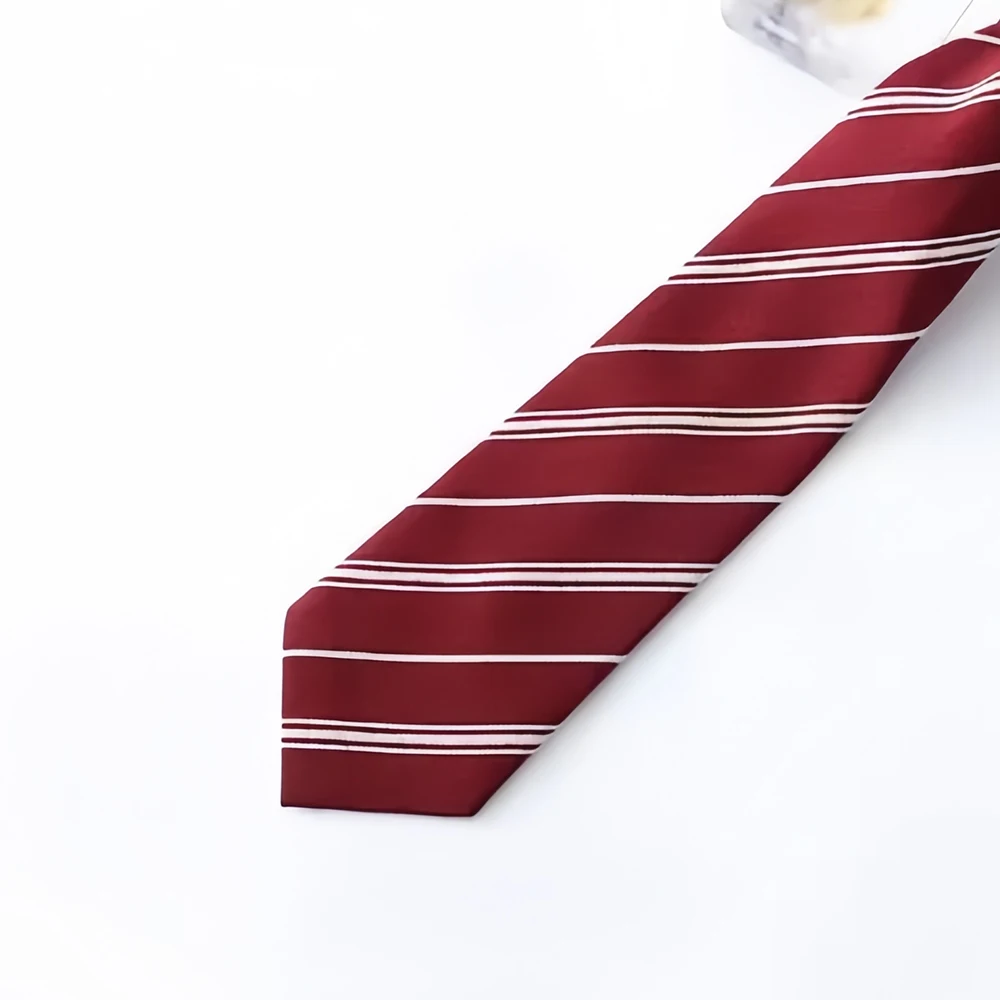 Une cravate unisexe à rayures multicolores attachée à la main, style classique, polyvalente, un incontournable pour la rentrée scolaire