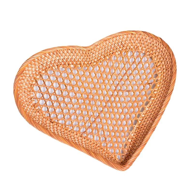 Heart Shaped Rattan Storage Plate Hand Woven Decorative Tray Hollow Woven Rattan Basket Trays for Fruit Trinket Tray