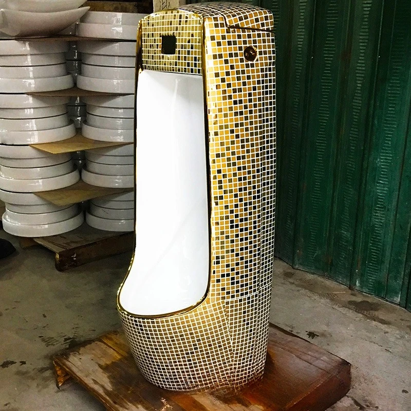 Urinal emas terintegrasi model berdiri untuk pria dengan sensor induksi