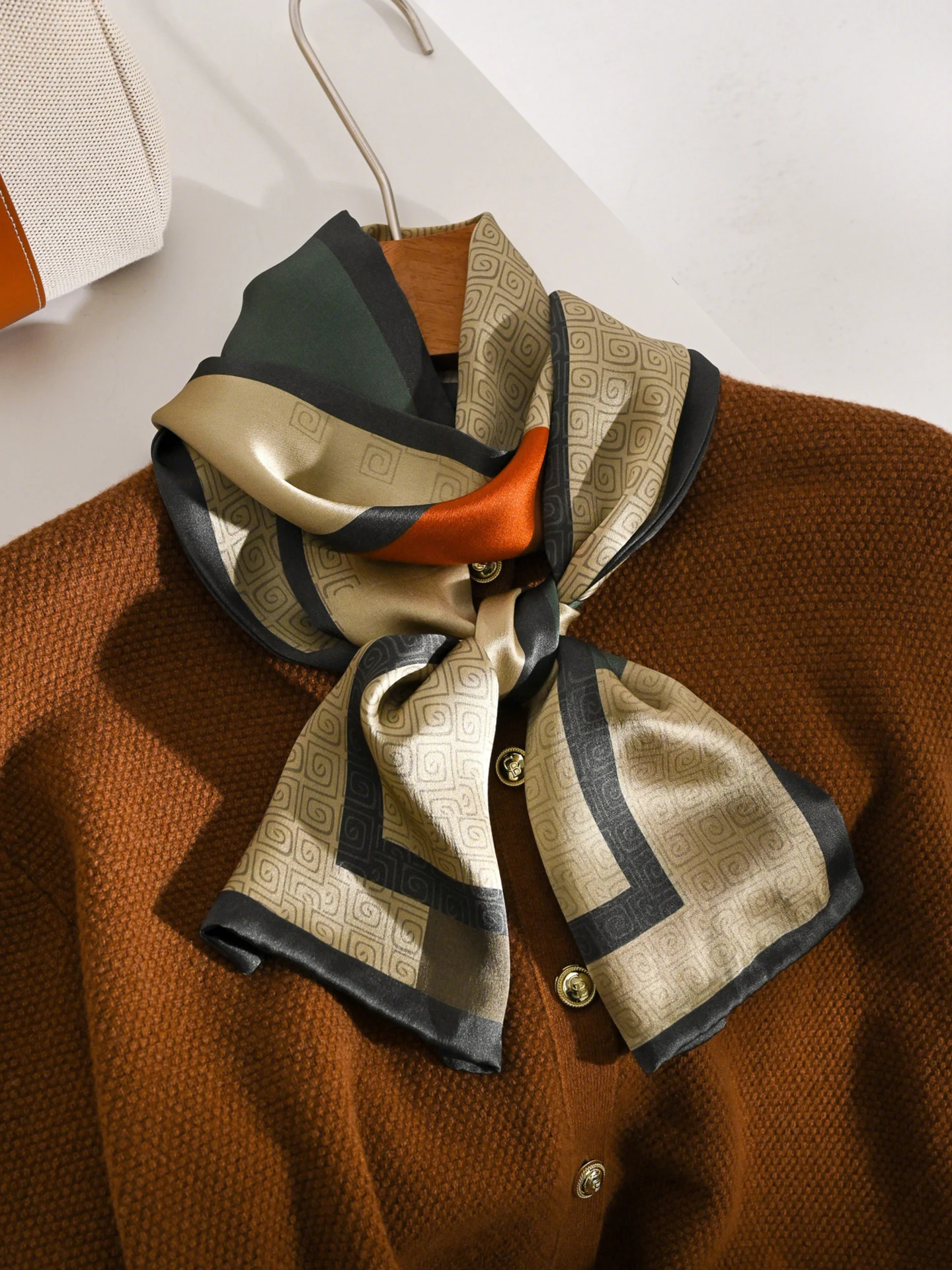 グリーンシルクスカーフ女性の春の新スタイル軽量ドリフティングリボンスカーフ韓国語版両面幾何学模様