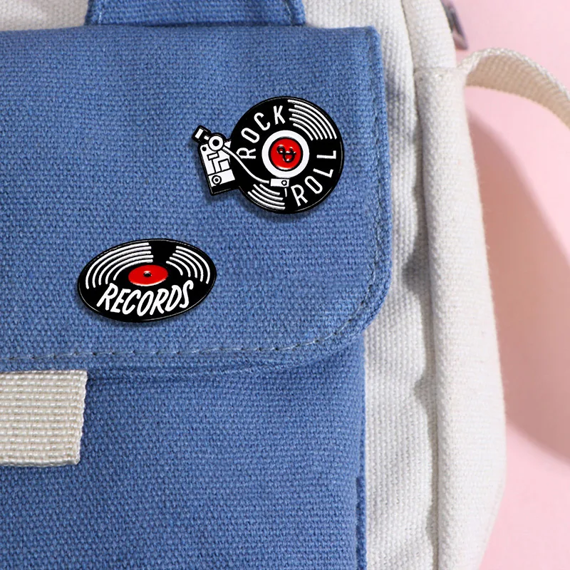 Retro Black Vinyl Record Brooch Badge English Letter Fashion Versatile Pin Brooch for Hat Backpack Clothes Vintage Decor