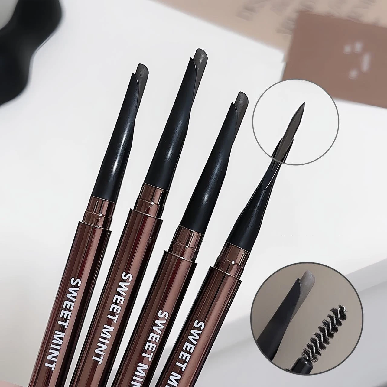 양쪽 끝의 아이브로우 펜슬은 방수 및 땀 방지 기능이 있어 자연스럽게 뿌리가 빠지지 않고 오래 지속되며 초보자에게 적합합니다.