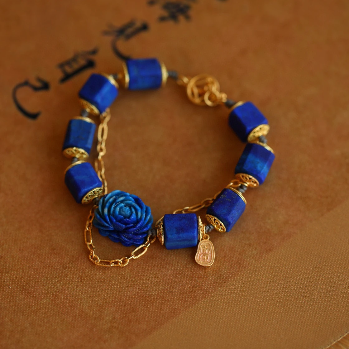 

Браслет из натурального необработанного лазурита, подвеска в виде пиона из синего камня с золотой позолоченной цепочкой и эмалированной подвеской на удачу, богемные энергетические украшения