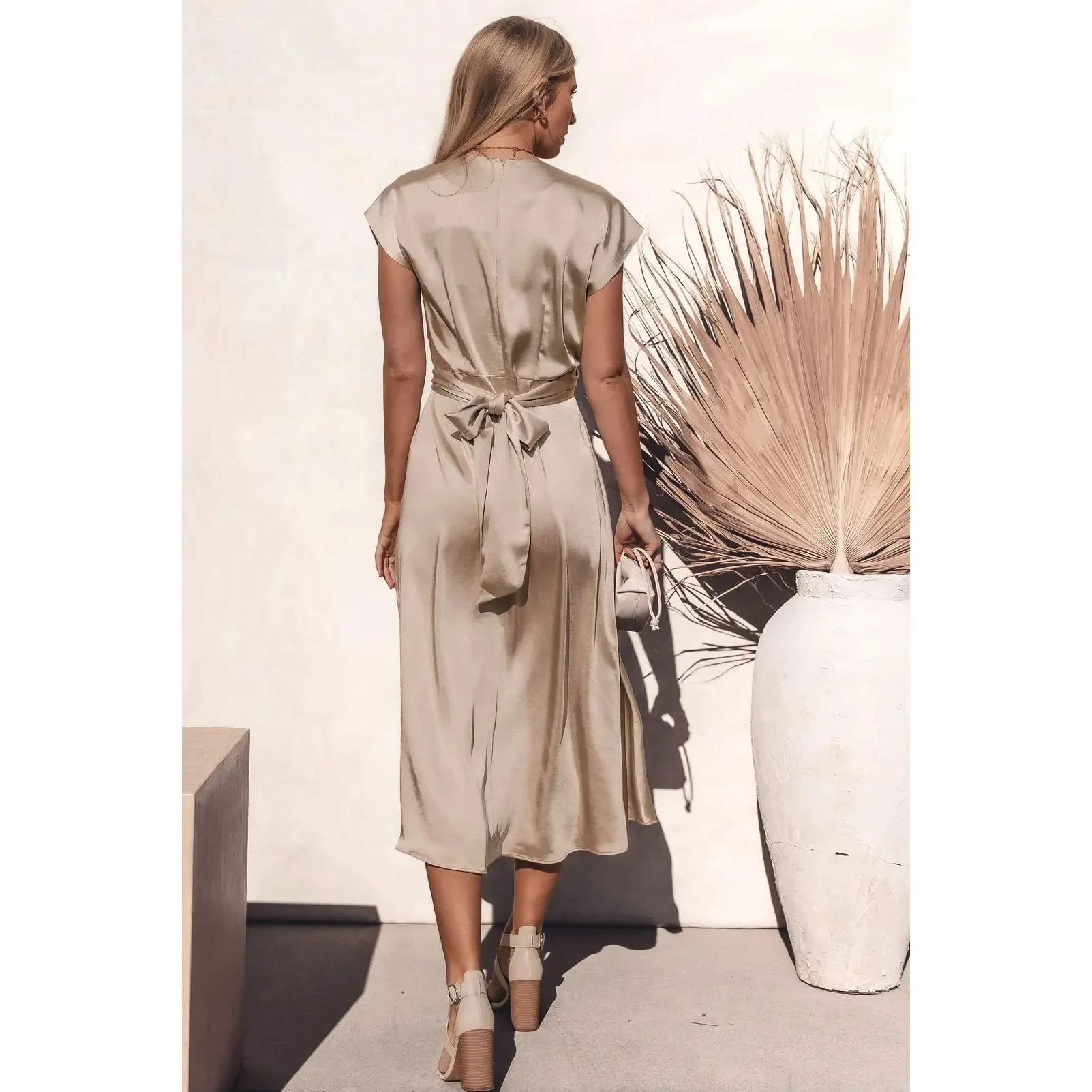 ชุดเดรสลําลองซาตินลูกเรือคอแขนกุดฤดูร้อนผู้หญิง Ruched เอว Tie Silky Temperament Slim ชุดราตรีหรูหรา