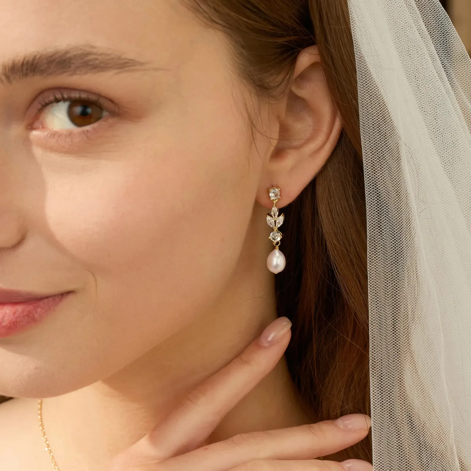 

Elegant Simulated Pearl Leaf Drop Earring for Women Wedding Jewelry Fashion Crystal Irregular Hanging Stud Earrings Party Gifts