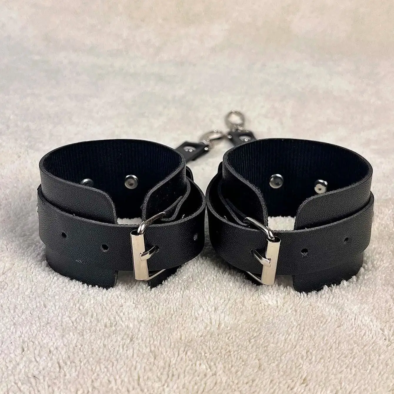 커플이 가죽 완장 매일 BDSM 액세서리를 사용할 수 있도록 조절 가능한 여성용 참 팔찌 고딕 펑크 핸드 장식 스트랩