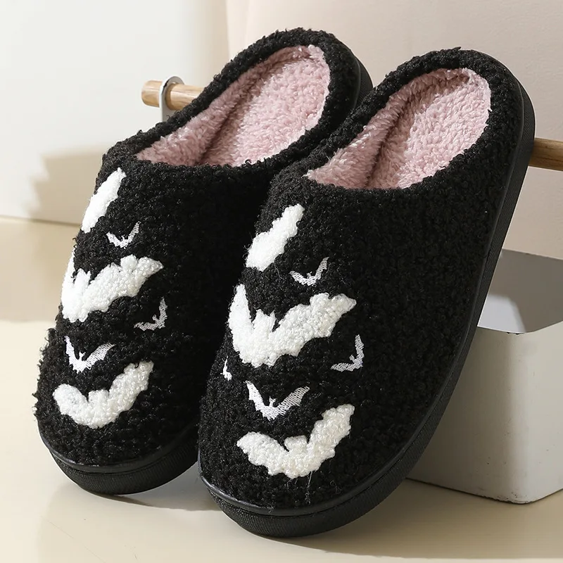 Zapatillas de algodón peludas y acogedoras con suela gruesa para el hogar con diseño de murciélago de Halloween, zapatillas de interior antideslizantes cálidas con personalidad para hombres y mujeres pueden usar