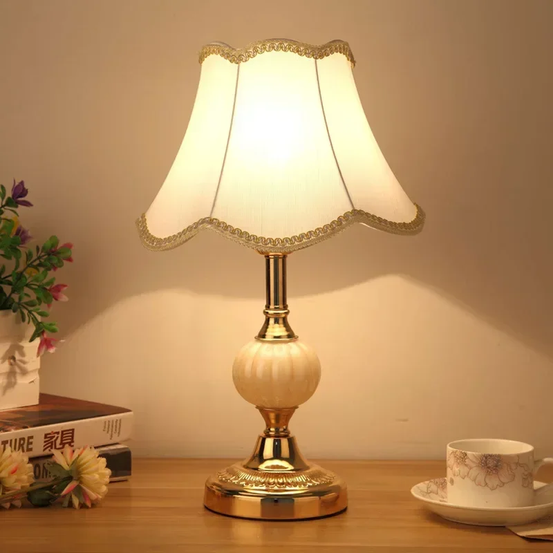 Retro Luxus Glas Eisen Kunst Tisch lampe Schlafzimmer Dekoration Bettkopf Nacht lampe einfache klassische Wohnzimmer Studie Schlafzimmer Schreibtisch Licht