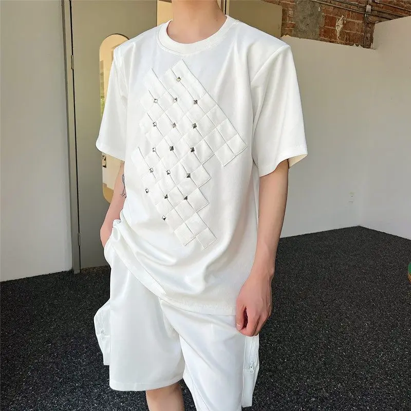 Korean Men Loose T-shirt 3D Woven Plaid Metal Stud Rivet Short Sleeve Round Neck Solid White Street Fashion Casual Oversized Top