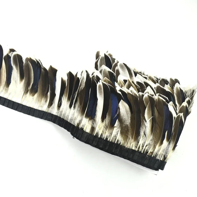 Natürliche Entenfedern auf Klebeband, Fasanenfedern zum Verzieren von Kleidern, Gänsefedern, Schals, Bändern, Dekorationen, Kleidung und Accessoires. – Detail 7