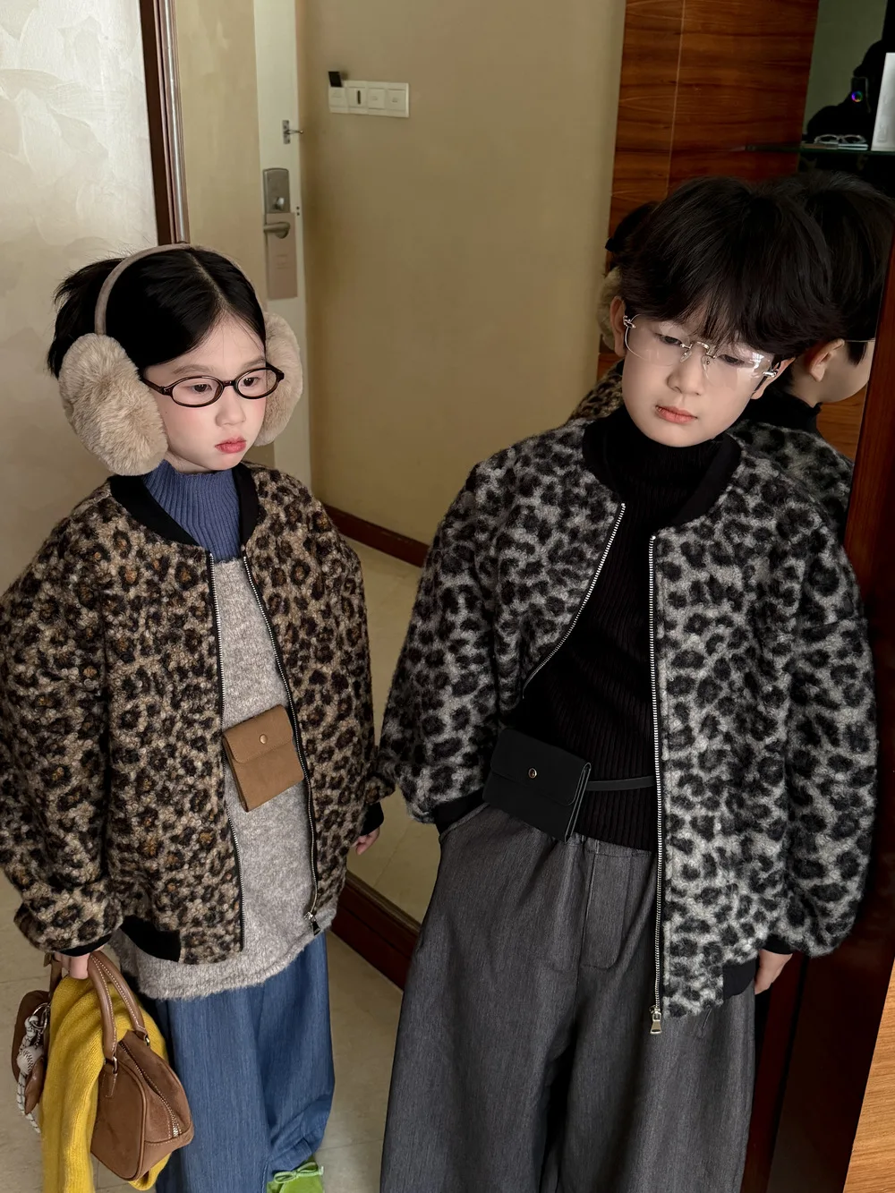 2025 شتاء جديد الأطفال معطف طويل الأكمام الفتيات سميكة الدافئة سستة سترة موضة ليوبارد طباعة الفتيان سترة غير رسمية ملابس الاطفال