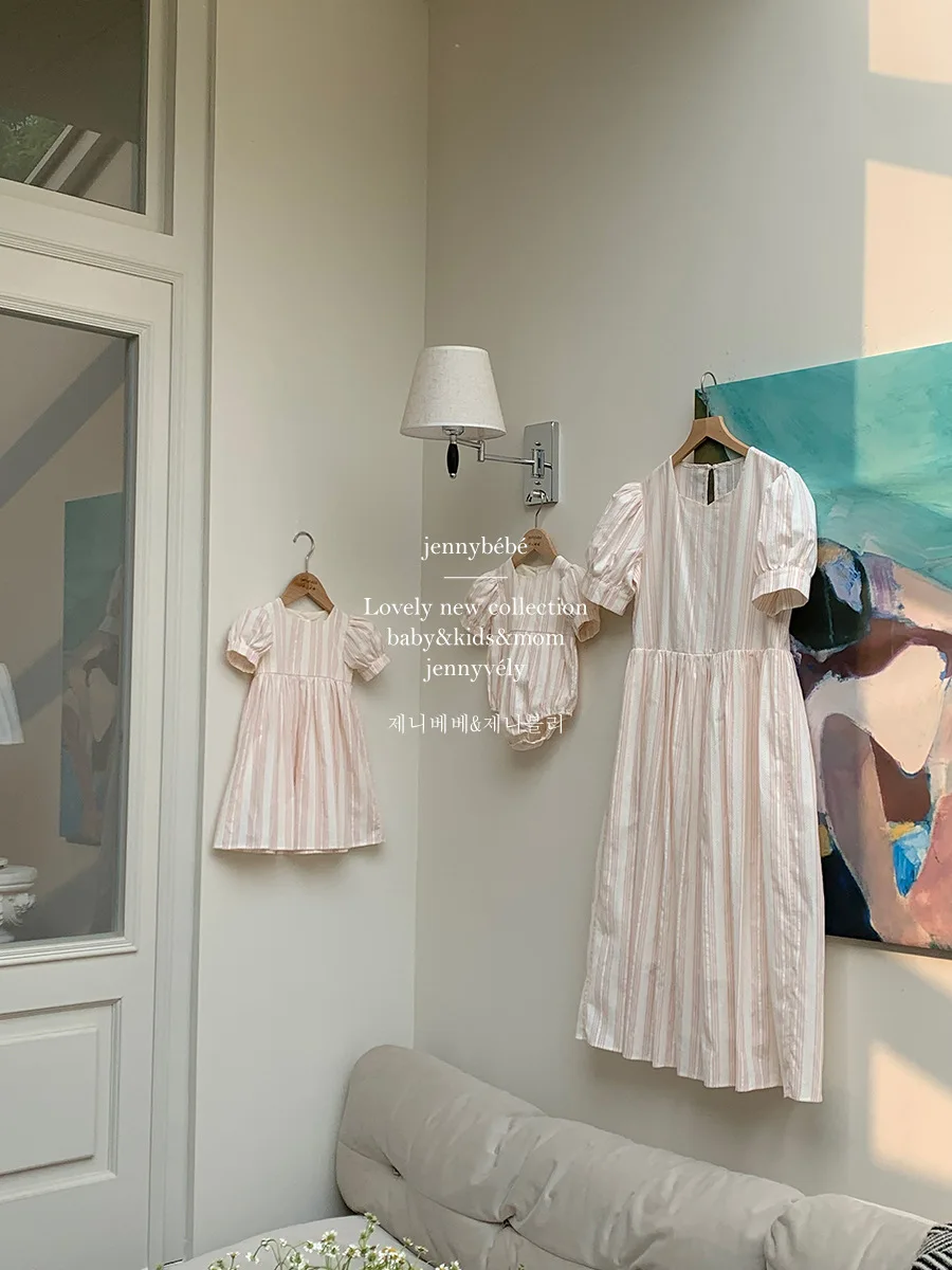 

Весенне-летнее одинаковое платье для мамы и дочки, платье с короткими рукавами для девочек, хлопковый комбинезон в полоску для маленьких девочек, наряд на день рождения