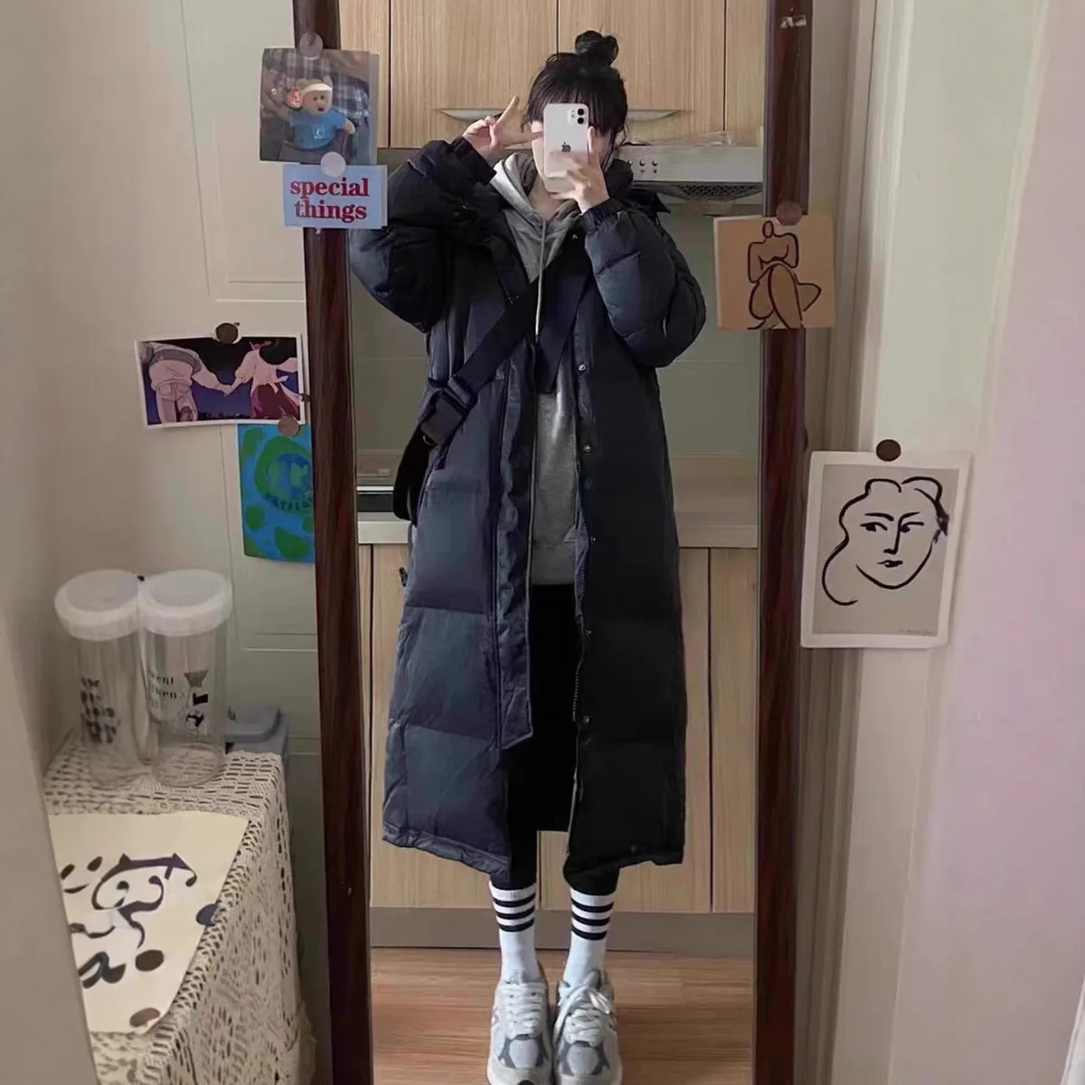 2025 Nuovo dramma cinese Piumino da donna stile lungo al ginocchio addensato piumino d'anatra bianca, abito da coppia per studenti