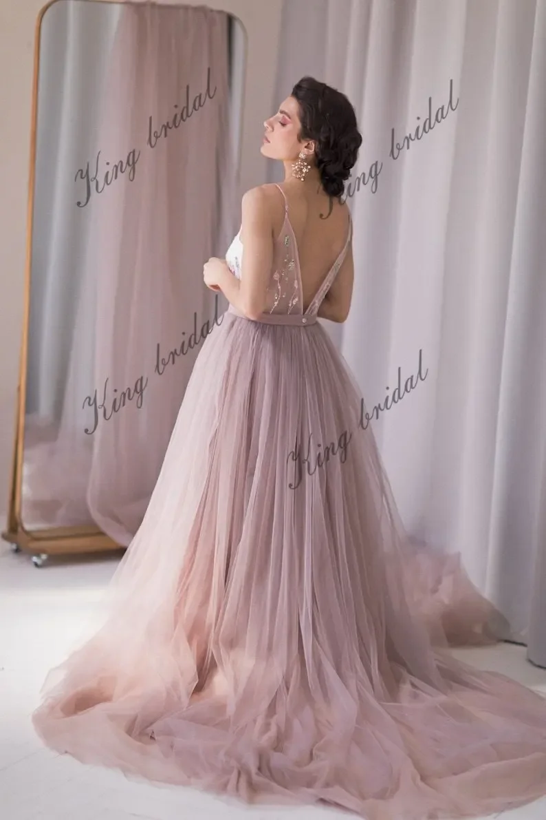 Gaun Pengantin Non-tradisional Gaun Pengantin Perona Pucat dengan Bunga Berwarna Gaun Pengantin Tulle Berlapis Punggung Halter Manik-manik Kerah V