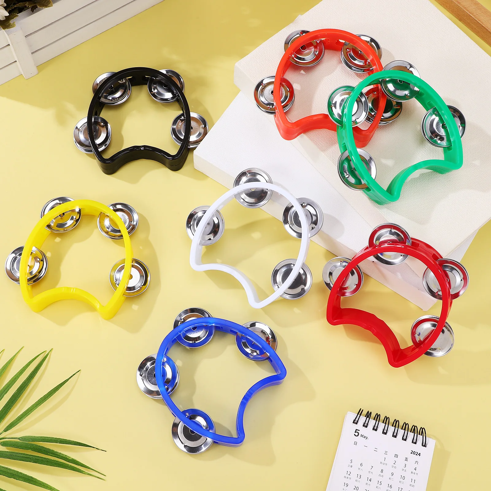 7 pezzi Set di strumenti a percussione per bambini Materiale sicuro Giocattolo musicale Campane a mano di colore brillante Tamburello in plastica per bambini