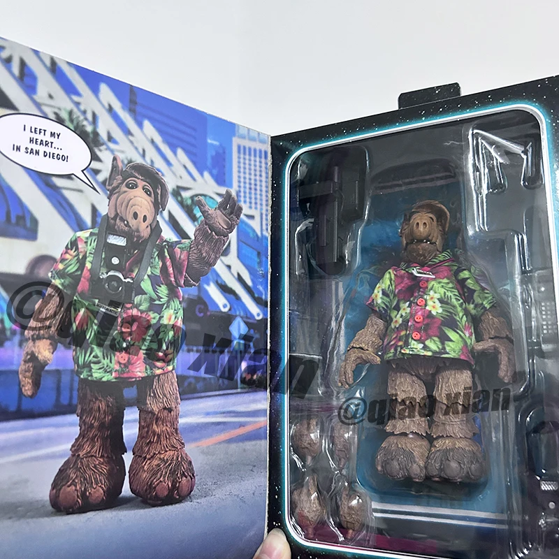 NECA Figure 2023 Exclusive Alien Life Form ALF Ultimate Cosmic Con
