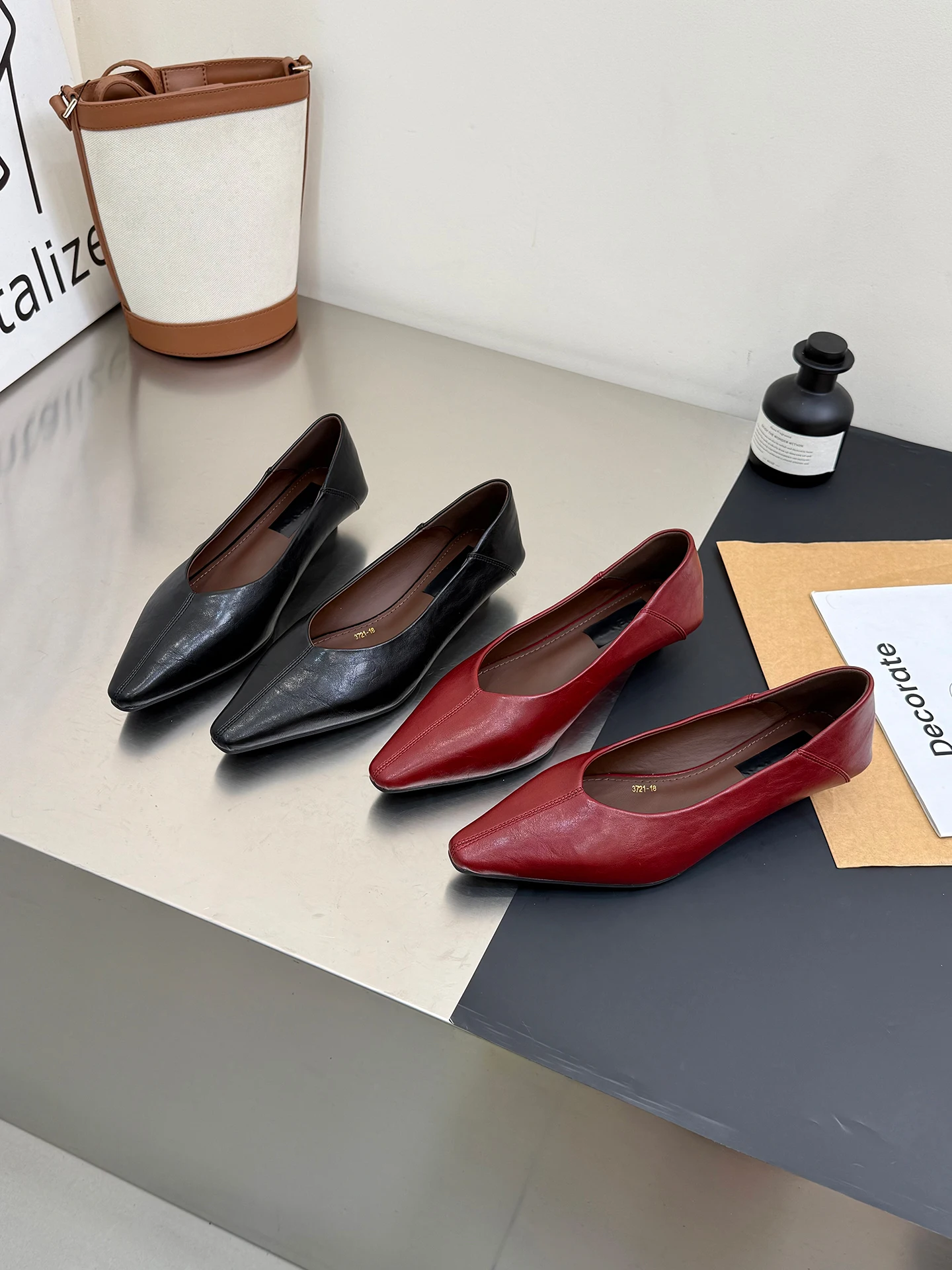 zapatos-planos-de-mujer-de-cuero-suave-retro-tacon-bajo-punta-puntiaguda-estilo-nuevo-de-otono-para-trabajo-y-uso-diario-elegantes-y-faciles-de-poner