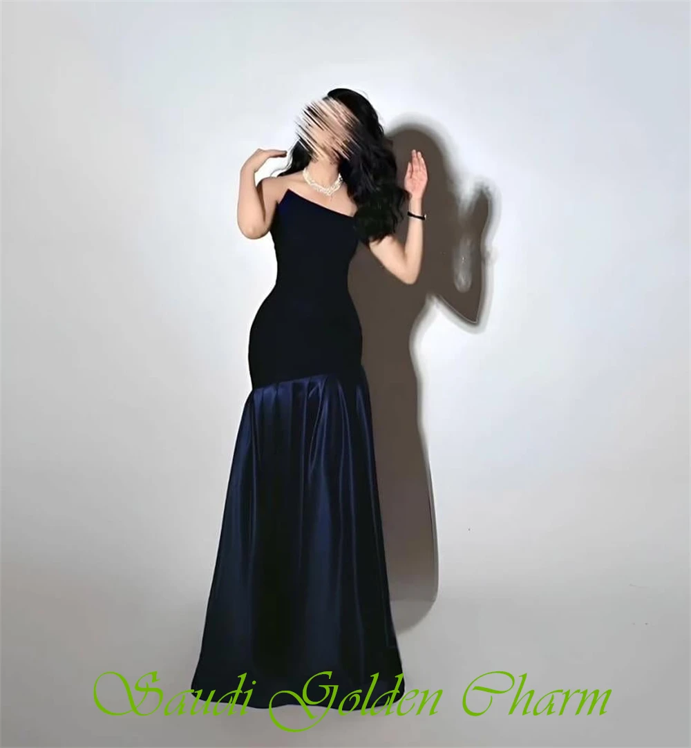 Maßgeschneidertes schlichtes blaues Satin-Abendkleid, formelles, trägerloses, ärmelloses Promi-Kleid, weiches A-Linien-Abendkleid mit Sweep-Zug