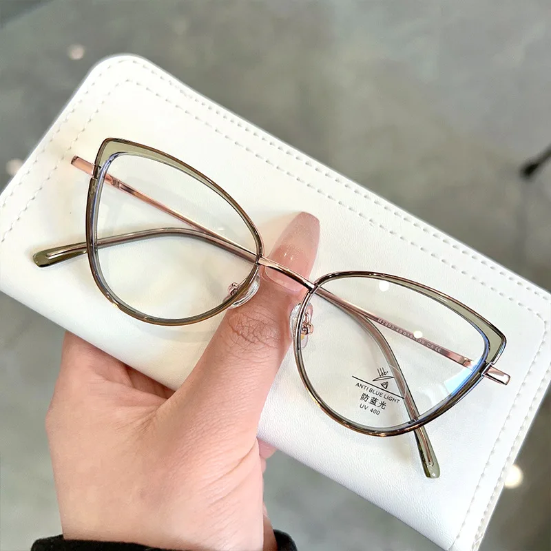 

2024 fashionable new cat-eye decoration flat-lens street photography women travel wide-brimmed glasses anti-blue gold frame