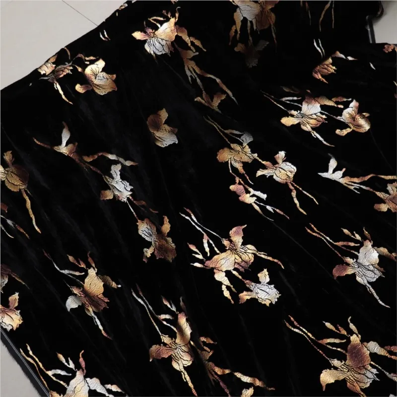 

High-quality women's fabric for shirts nightgowns and cheongsams made of woven silk gold-embossed viscose velvet