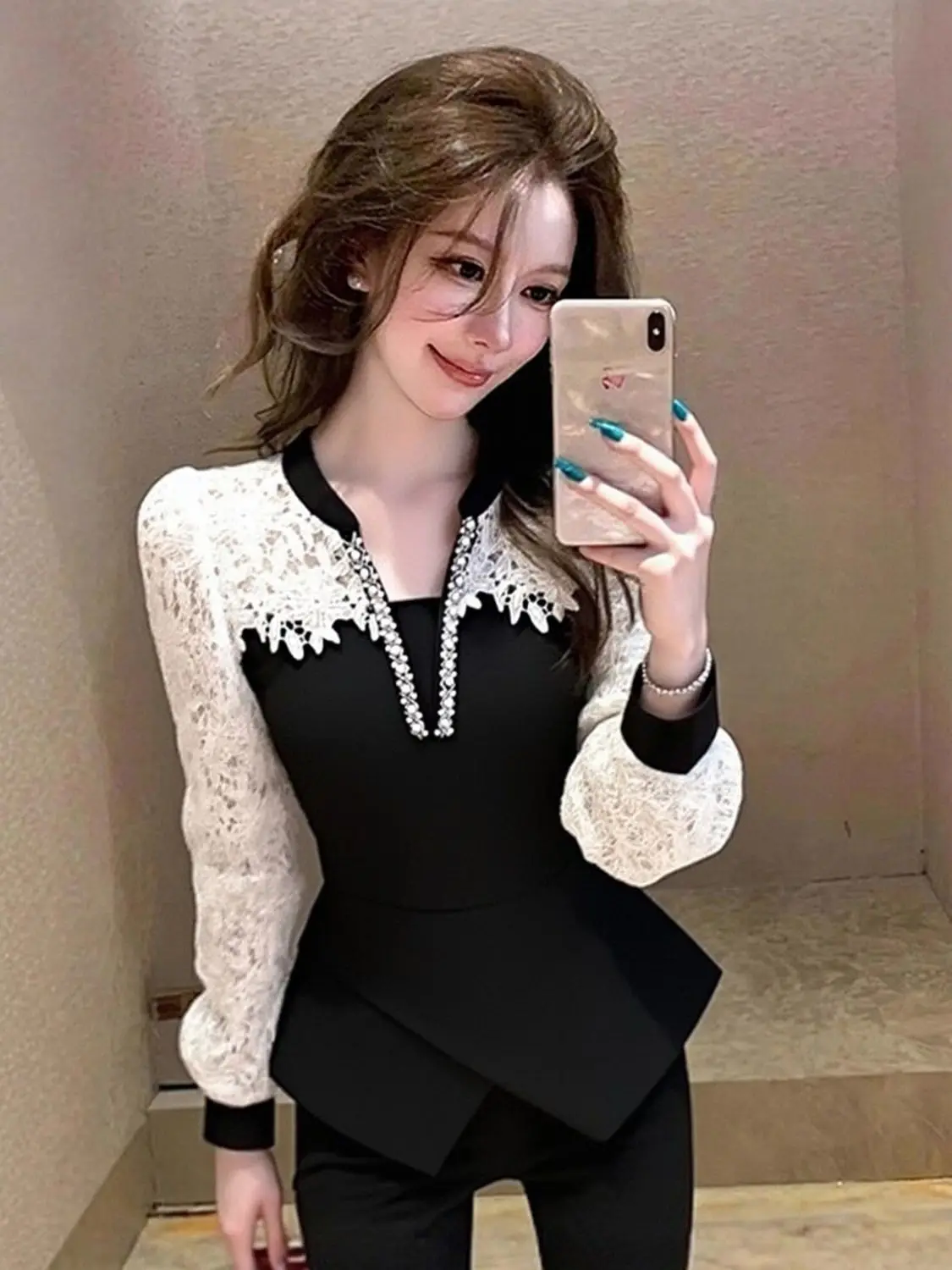 

Winter Unique Beautiful Temperament Pinching Waist Top High-end Niche Design Hepburn Style Lace Splicing Black Shirt Exquisite