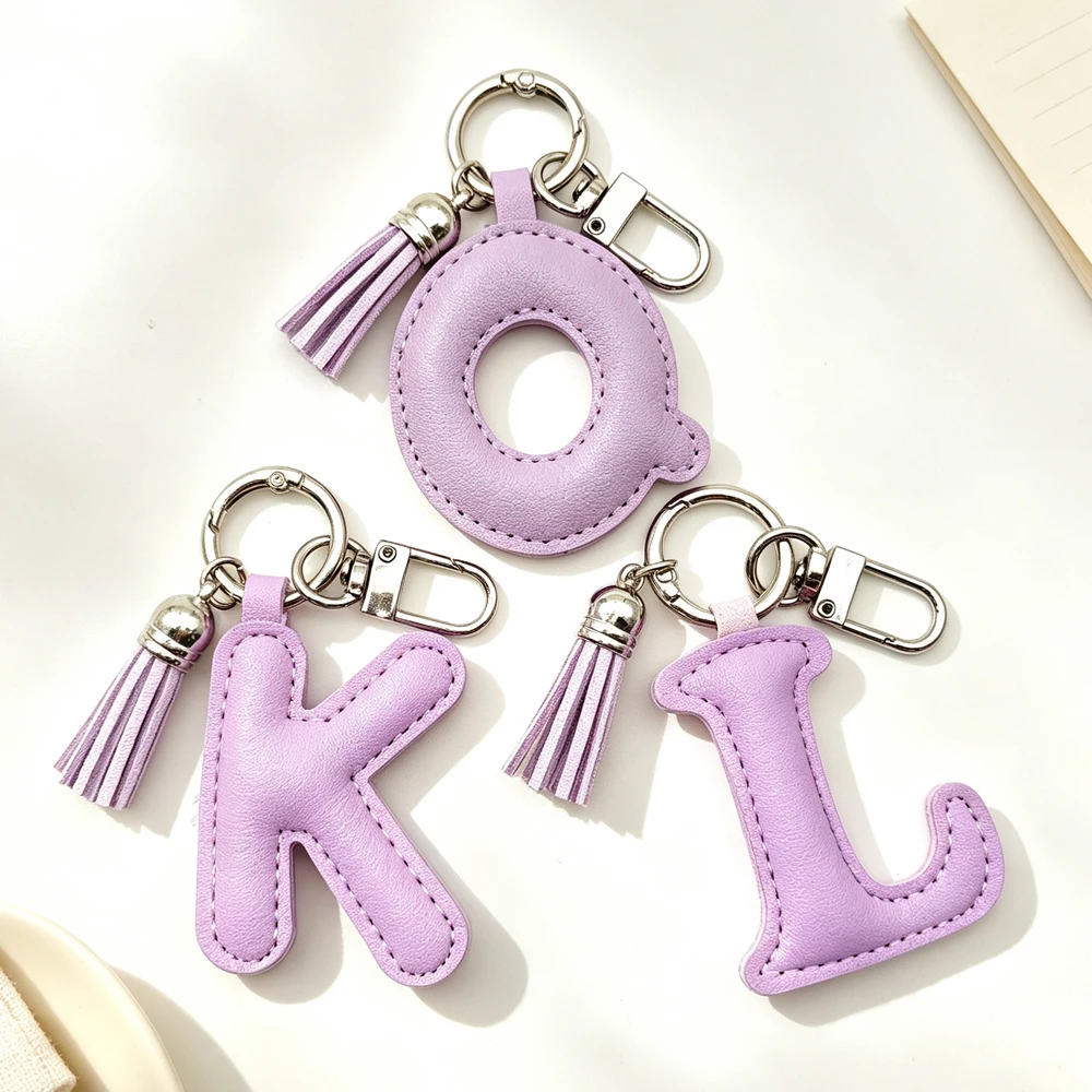 Modischer A-Z Initialen-Leder-Schlüsselanhänger mit Mini-Quasten-Dekor, Einfarbiger Alphabet-Schlüsselring, Rucksack-Ornament für Mädchen, Charm-Geschenk – Detail 1