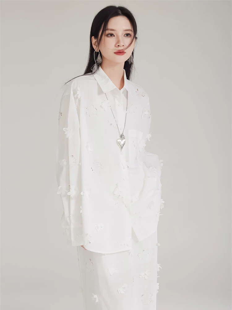 [EAM] Women White Flower Hollow Out Elegant Big Size Blouse New Lapel Long Sleeve Shirt Fashion Tide Spring Autumn 2024 1DH8034