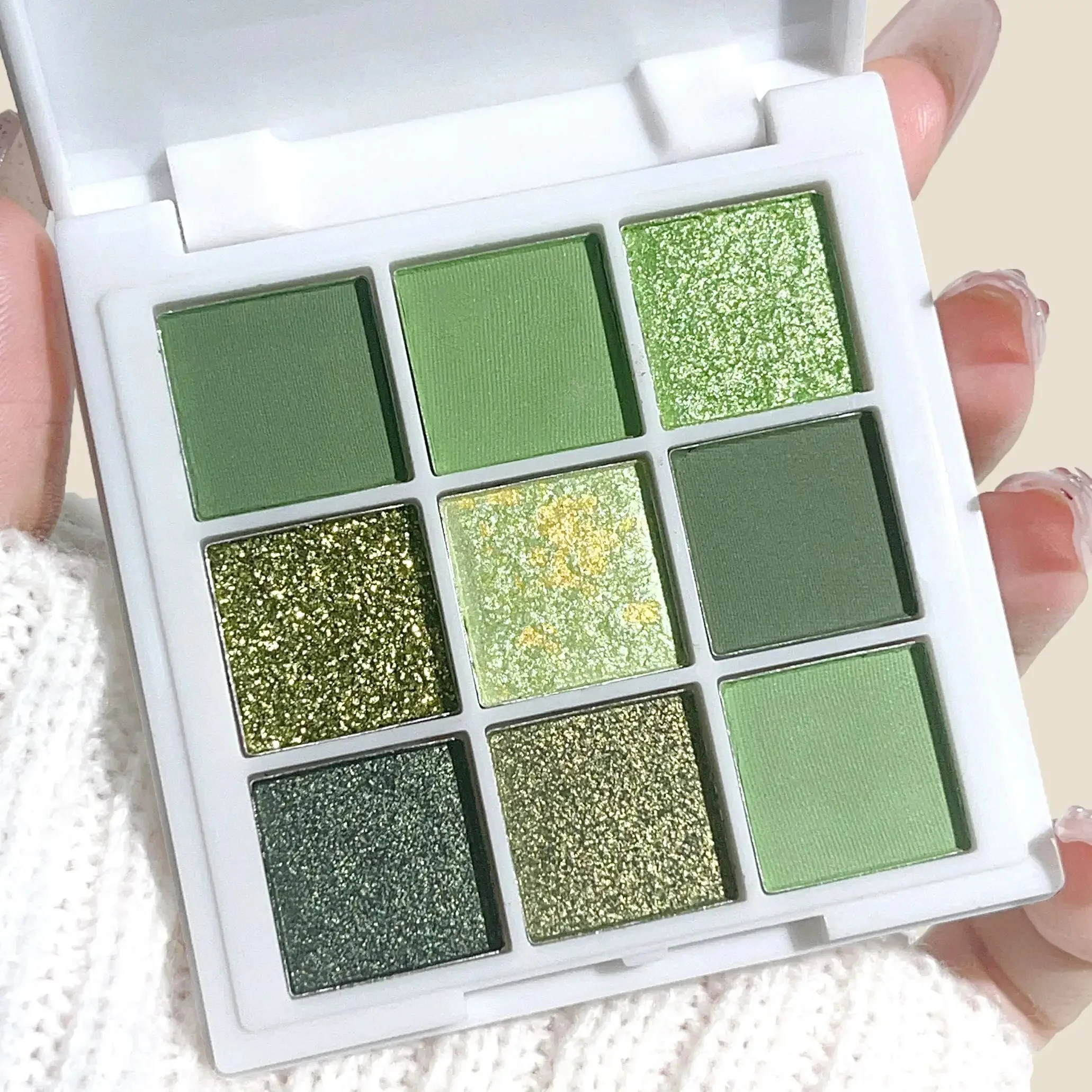 Paleta de sombras de ojos en tonos verdes y dorados, efectos mate y brillante, maquillaje de ojos con lentejuelas de alto color, sombra de ojos larga y resistente al agua