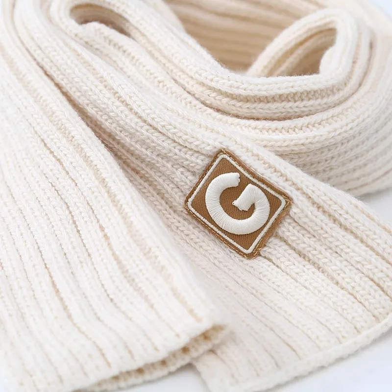 2-teiliges Set aus warmen gestrickten Kindermützen und Schals, niedliche Strickmützen mit Buchstabenmuster, bequeme warme Schals für Jungen und Mädchen im Alter von 2-8 Jahren für Herbst und Winter. – Detail 10