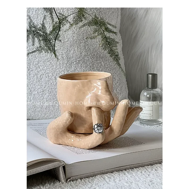 Creative Ceramic Mug Funny Nose Picking Design Novelty Coffee Cup Unique Gift for Friends Girls Souvenir Home Office Decor