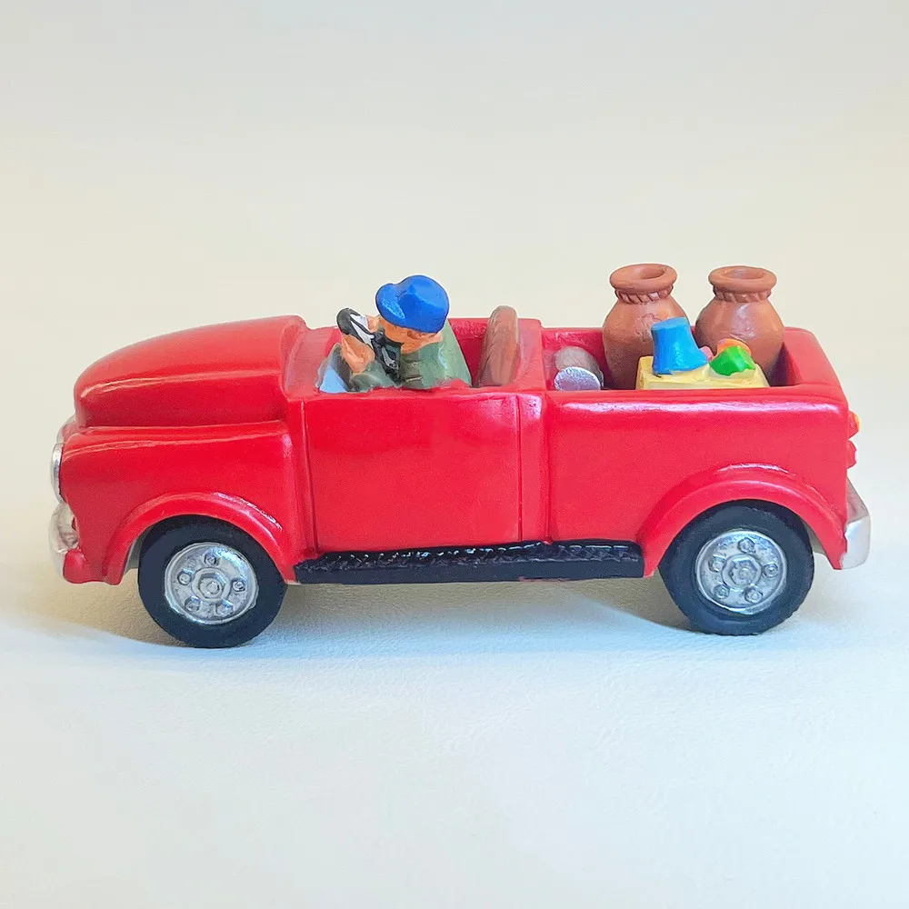 Resin Vintage Red Pickup Truck Figurine, Farmer Driver Retro Truck Statue, Miniature Car Desk Decor