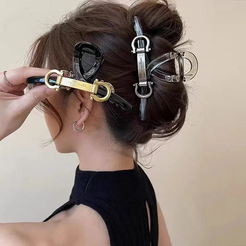 

2025 High-end Sense English Letter Grab Clip Female Light Luxury Personality Back Head Disc Hair Shark Clip Niche Versatile Hair
