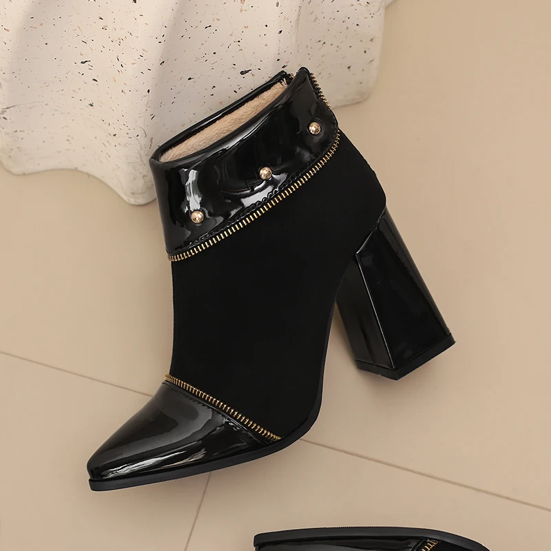 أحذية الكاحل المبطنة من القطيفة ، جلد براءة اختراع ، الربط ، المخمل المصنفر ، المسامير ، طرف السحاب ، كعب سميك للغاية ، أحذية قصيرة ، قلاب لأعلى ، مقاس كبير