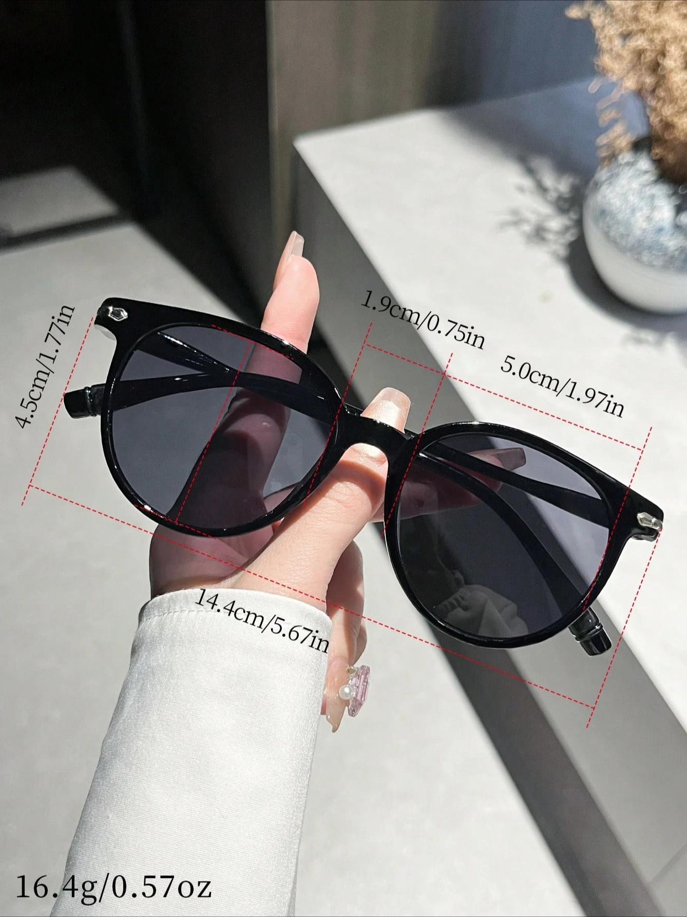 نظارات شمسية سوداء كلاسيكية مستديرة تناسب الجميع بتصميم بسيط للجنسين، مناسبة للتصوير الفوتوغرافي والحماية من الأشعة فوق البنفسجية.