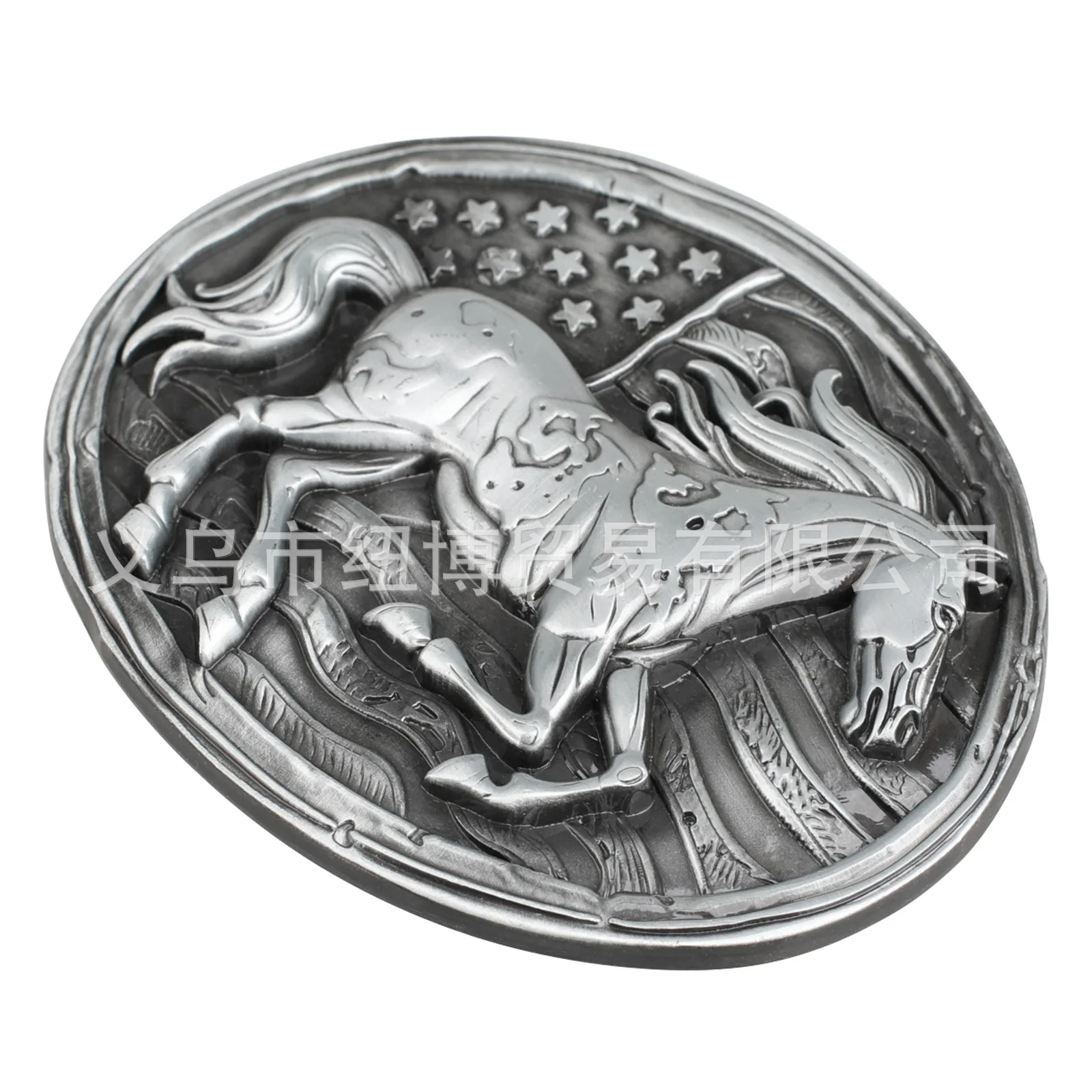 يتم تشغيل الخيول البرية بإبزيم حزام من السبائك الرمادية على لافتة ذات النجمة الضخمة اللامعة هي الشيء الأكثر مهمًا