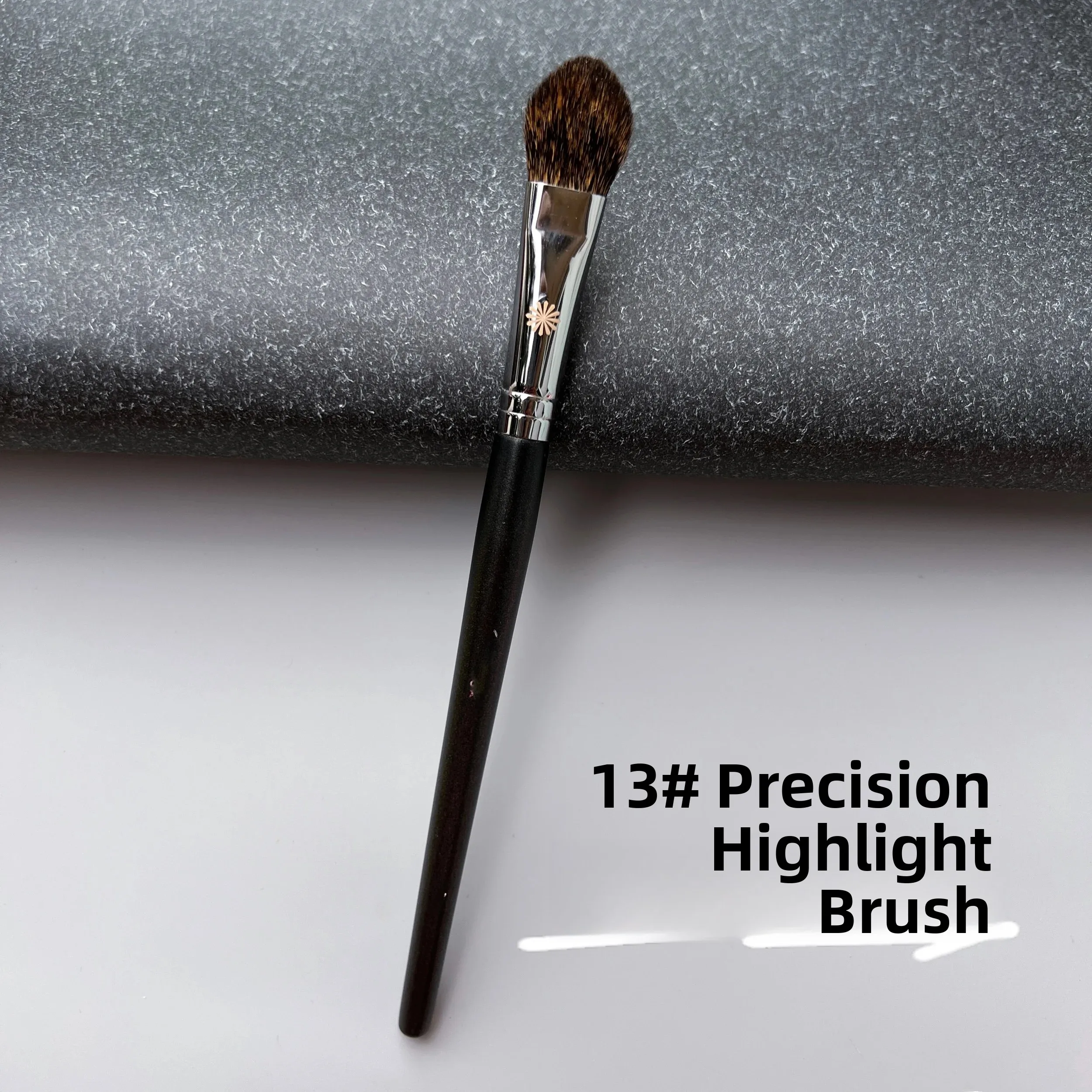 Pony Recommended Picasso 13 Squirrel Hair Highlighting Brush Precise Highlighting for Nose Bridge Eyebrow Bone Cheekbone