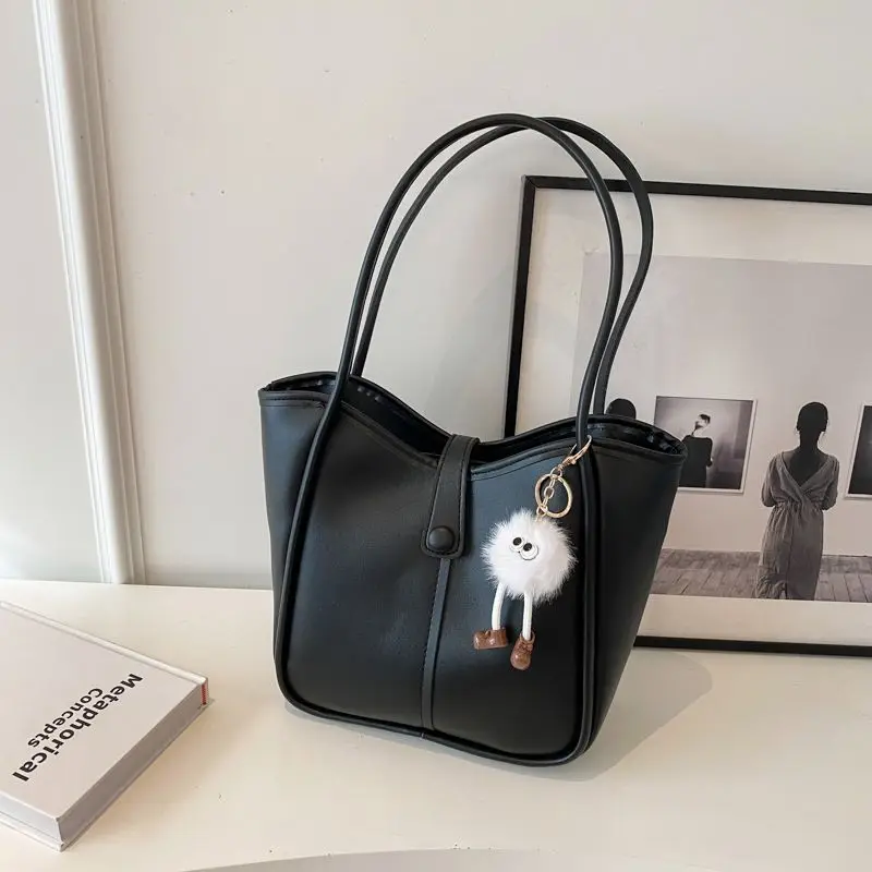 Sac à bandoulière mignon de grande capacité, fourre-tout rétro en cuir PU avec pendentif en peluche, sacs à bandoulière pour fem