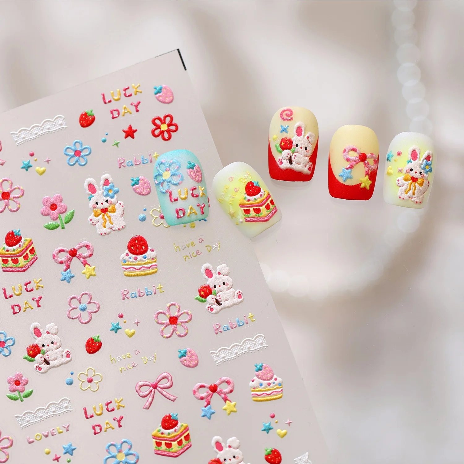 Geprägter Kuchen-Häschen 5D Nagelaufkleber Erdbeer-Weißer Hase Sahnekuchen Fünfblättrige Blume Schleife Frucht Spitzenbesatz Selbstklebender Aufkleber