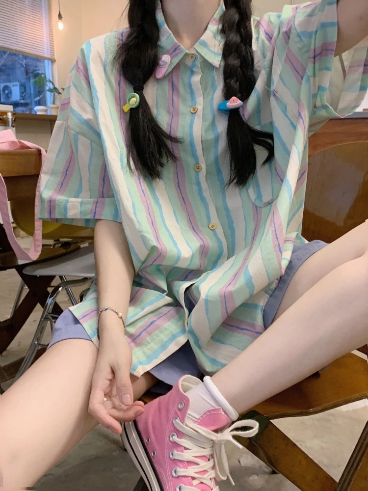 

Женская летняя новинка 2026: Модная молодежная свободная рубашка средней длины с коротким рукавом в полоску, в стиле «Дофамин»
